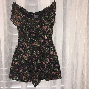 Adorable Strapless floral romper 🌺